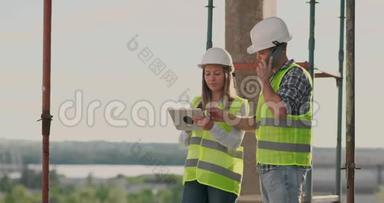 <strong>建筑</strong>在<strong>建筑</strong>中，有一个女的和一个男的<strong>建筑建筑</strong>工人，工程师沿着它走。